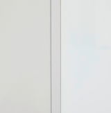 Nahaufnahme eines weißen Aufsatzschranks mit klaren Linien und minimalistischer Gestaltung, seitliche Perspektive.