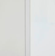 Nahaufnahme eines weißen Aufsatzschranks mit klaren Linien und minimalistischer Gestaltung, seitliche Perspektive.