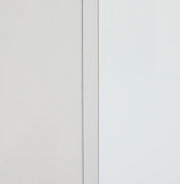 Nahaufnahme eines weißen Aufsatzschranks mit klaren Linien und minimalistischer Gestaltung, seitliche Perspektive.