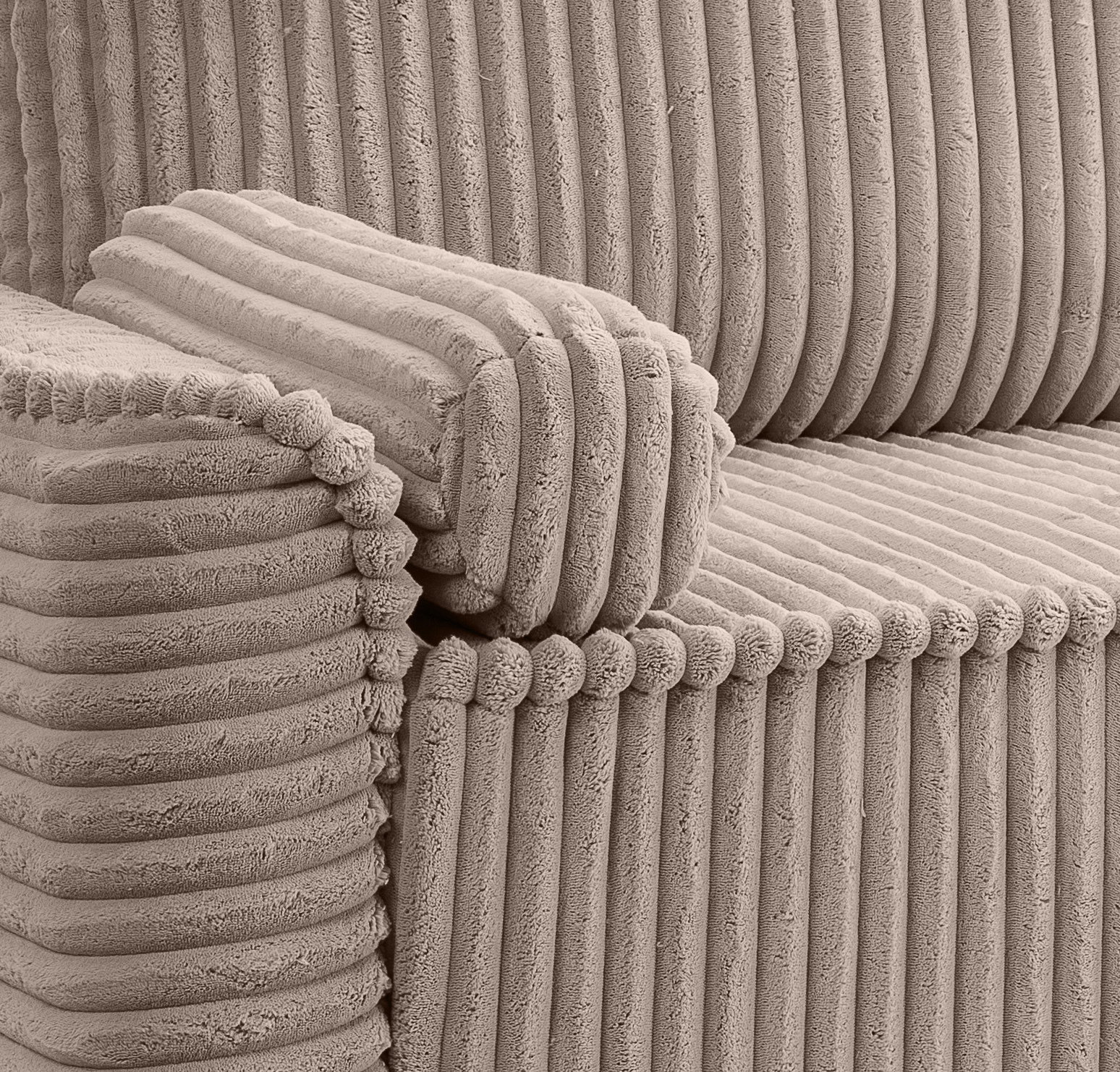 Nahaufnahme eines beigen Schlafsofas mit geripptem Stoffbezug, seitliche Perspektive