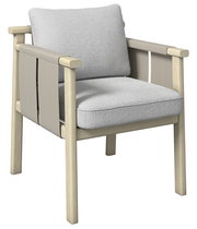 Moderner Armlehnstuhl mit hellem Holzrahmen und grauen Polstern, seitliche Perspektive