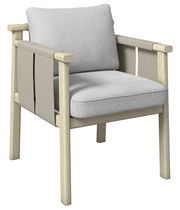 Moderner Armlehnstuhl mit hellem Holzrahmen und grauen Polstern, seitliche Perspektive