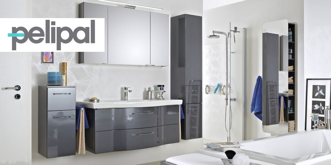 Bad mit schlichten grauen Schränken, einem weißen Waschbecken und einem Duschbereich daneben und einer Badewanne gegenüber..