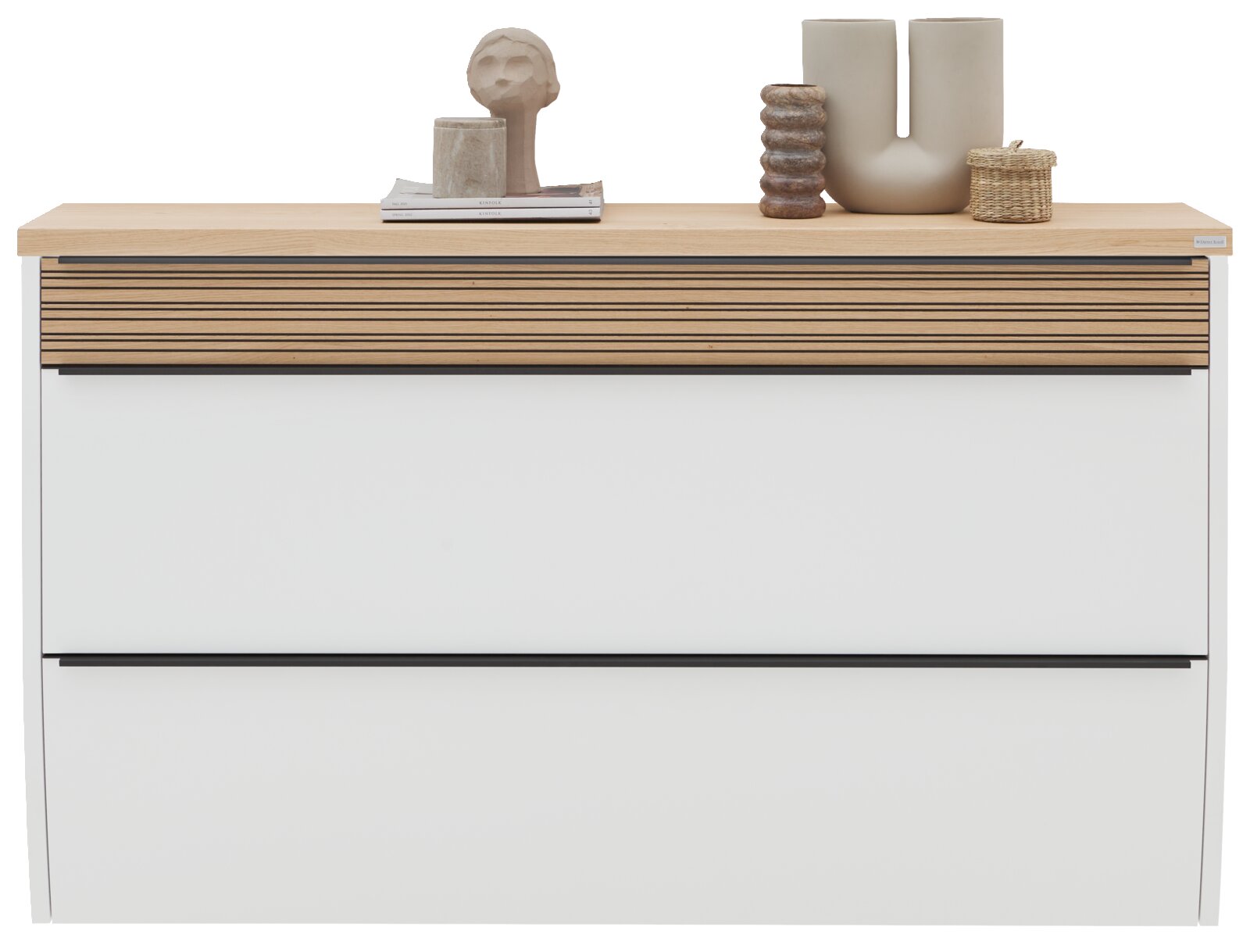 Frontansicht eines modernen XXL-Hängeschuhschranks mit weißer Front und Holzdetails, dekoriert mit Vasen und Skulpturen auf der Oberseite.