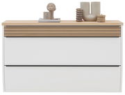 Frontansicht eines modernen XXL-Hängeschuhschranks mit weißer Front und Holzdetails, dekoriert mit Vasen und Skulpturen auf der Oberseite.