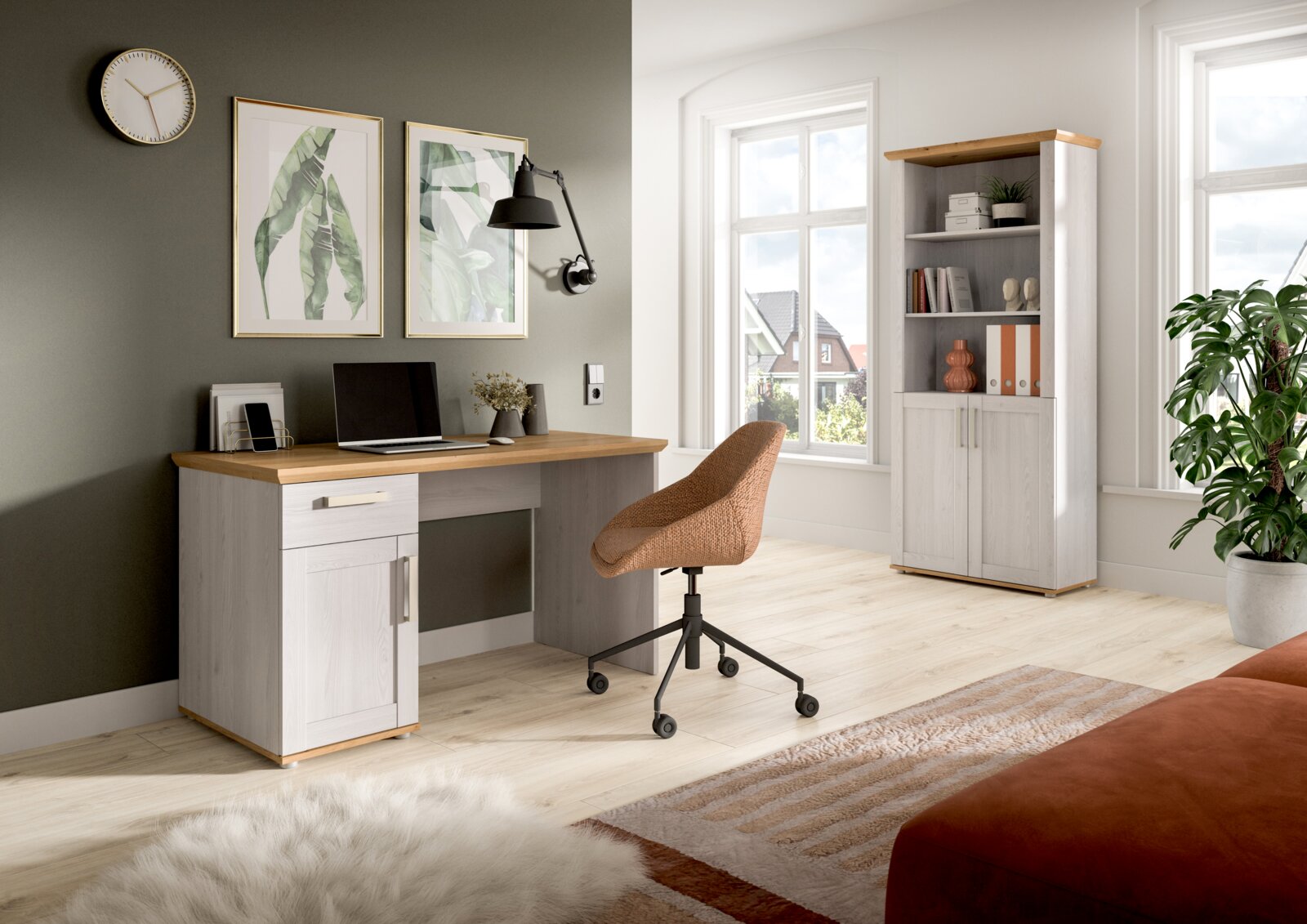 Modernes Homeoffice-Set mit Schreibtisch und passendem Regal in hellem Holzdekor mit Holzoptik-Platten, in einem hellen Raum mit Stuhl und Deko, Perspektive: frontale Ansicht leicht von links.