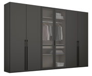 Sechstüriger Drehtürenschrank in dunklem Design mit zwei Glastüren in der Mitte, die einen Blick auf hängende Kleidung und Regale mit gefalteten Textilien bieten. Frontalansicht.