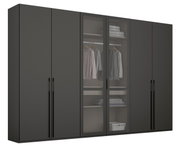 Kast met zes draaideuren in een donkere uitvoering, met twee glazen deuren in het midden die zicht bieden op hangende kleding en planken met opgevouwen textiel. Vooraanzicht.