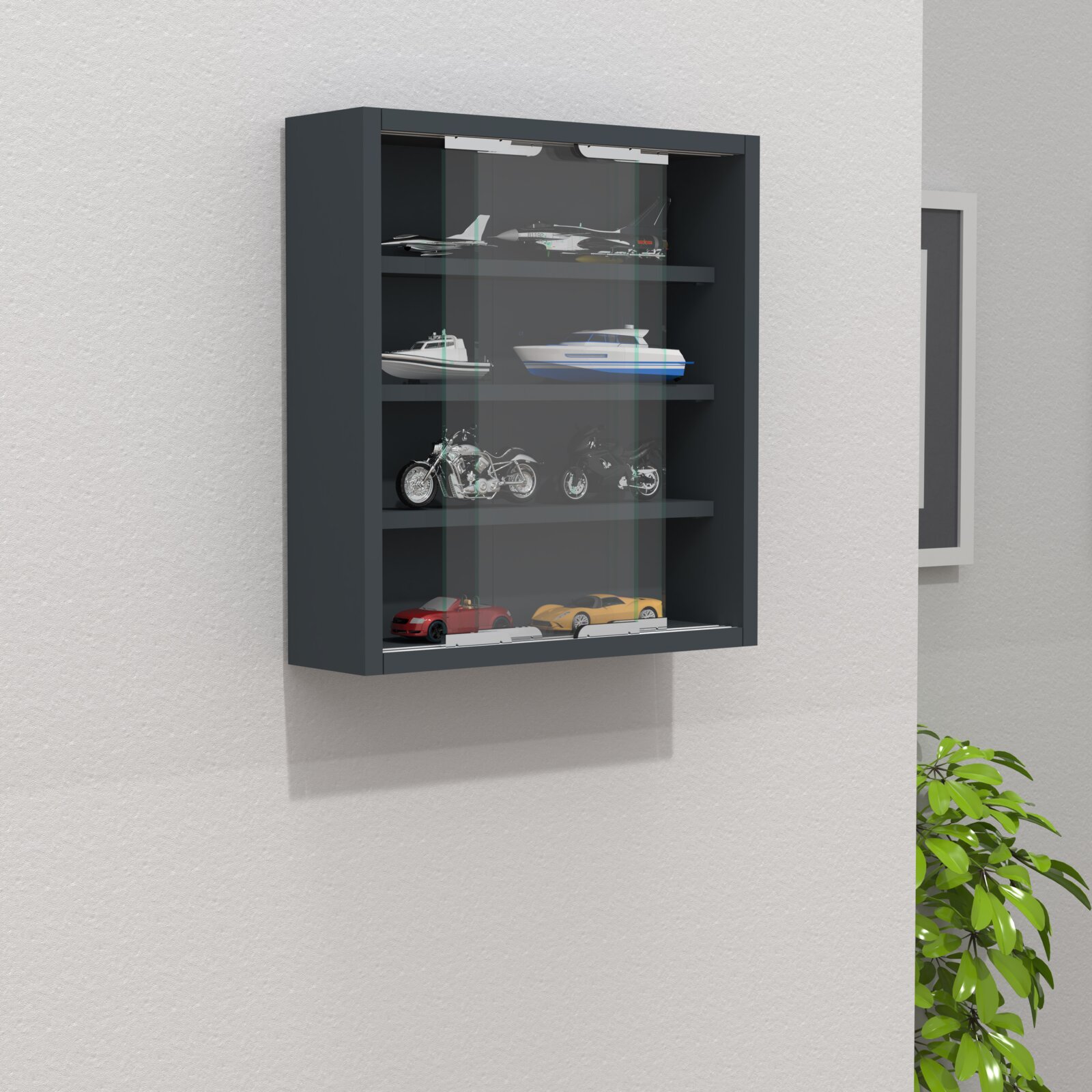 Wandmontierte, dunkelgraue Vitrine mit Glasschiebetüren und mehreren Ablageböden, gefüllt mit Modellfahrzeugen und -flugzeugen Ansicht schräg von vorn links.