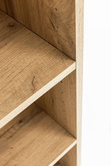 Nahaufnahme eines Hängeschranks aus Holz mit verstellbaren Regalböden, seitliche Perspektive