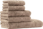 Stapel aus fünf gefalteten, flauschigen Handtüchern in Taupe/Beige mit dekorativer Bordüre, freigestellt auf weißem Hintergrund, Frontansicht leicht seitlich