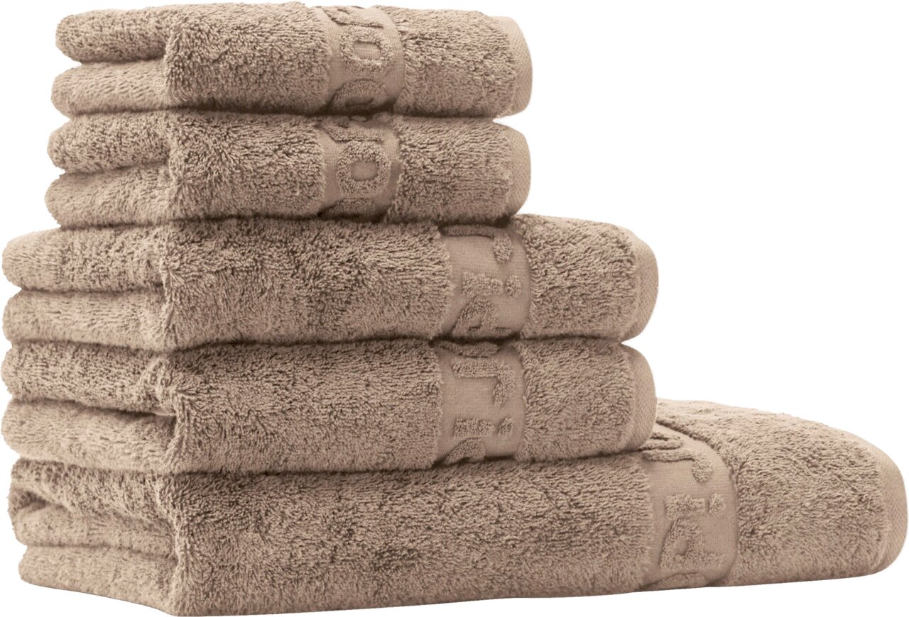 Stapel aus fünf gefalteten, flauschigen Handtüchern in Taupe/Beige mit dekorativer Bordüre, freigestellt auf weißem Hintergrund, Frontansicht leicht seitlich