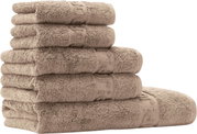 Stapel aus fünf gefalteten, flauschigen Handtüchern in Taupe/Beige mit dekorativer Bordüre, freigestellt auf weißem Hintergrund, Frontansicht leicht seitlich