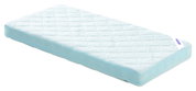 Matras van 60 x 120 cm in schuin perspectief, met doorgestikt bovenmateriaal en een label aan de zijkant.