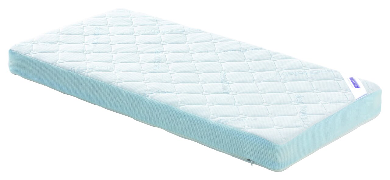 Matras van 60 x 120 cm in schuin perspectief, met doorgestikt bovenmateriaal en een label aan de zijkant.