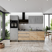 Moderner Küchenblock in Betonoptik mit Holzfronten, ohne Elektrogeräte, aus der Frontalperspektive fotografiert.