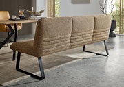Rückansicht einer modernen Sitzbank mit braunem Stoffbezug und schwarzen Metallbeinen in einem Esszimmer.