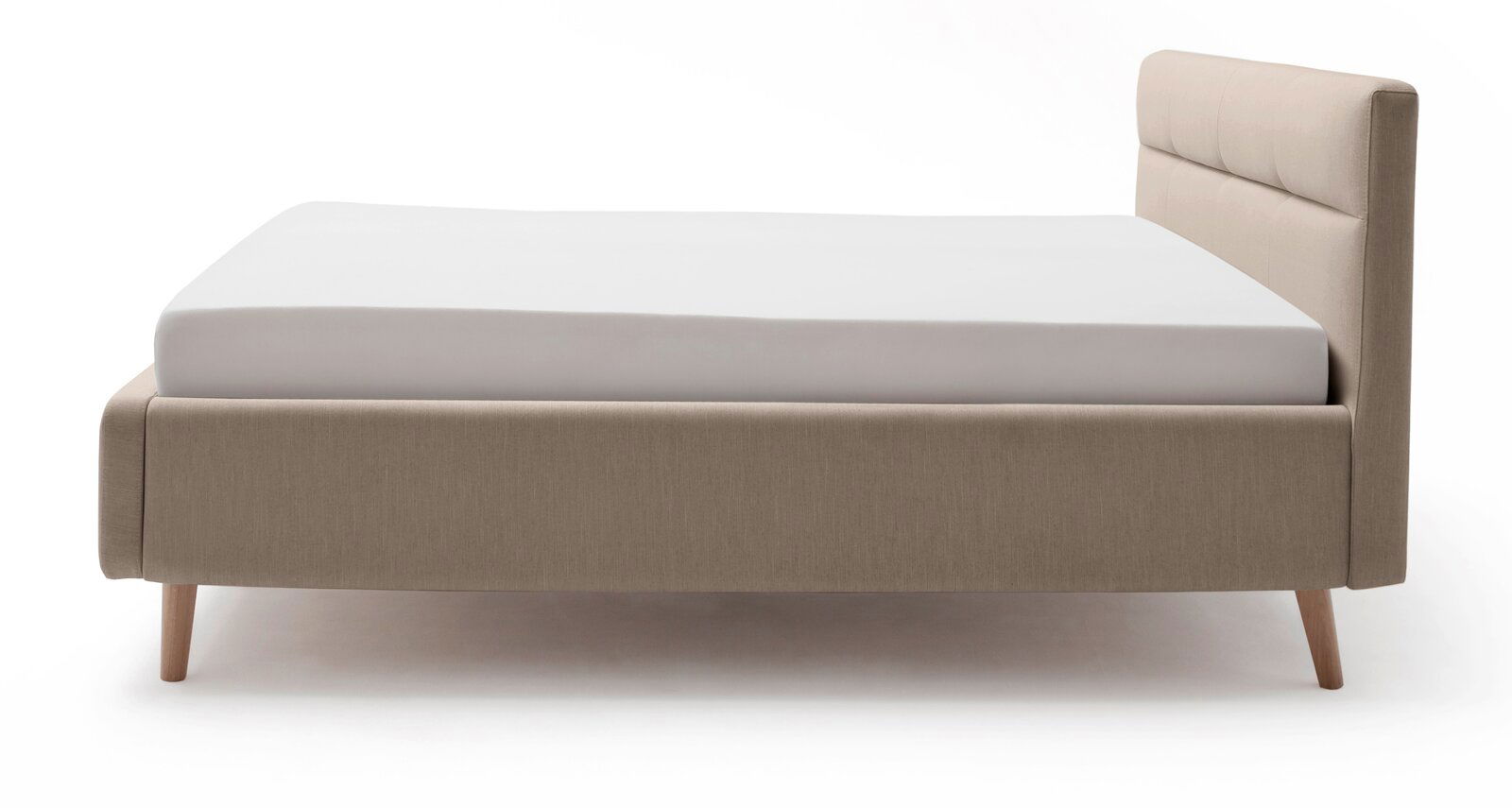 Seitliche Ansicht eines modernen Polsterbetts in Beige mit Holzfüßen und gepolstertem Kopfteil.