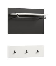 Minimalistische Wandgarderobe mit weißer Ablage und schwarzer Kleiderstange sowie Hakenleiste, dargestellt in schräger Frontansicht.