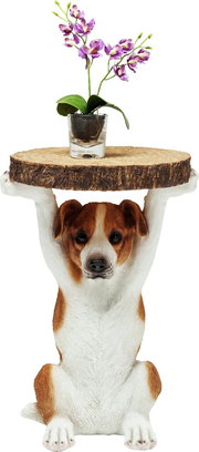 Beistelltisch in Form eines sitzenden Hundes, der eine runde Holzplatte trägt, mit einer lila Orchidee darauf. Frontalansicht.