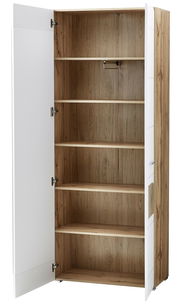 Offener Garderobenschrank mit Holzeinlegeböden und weißer Tür, Perspektive von vorne links