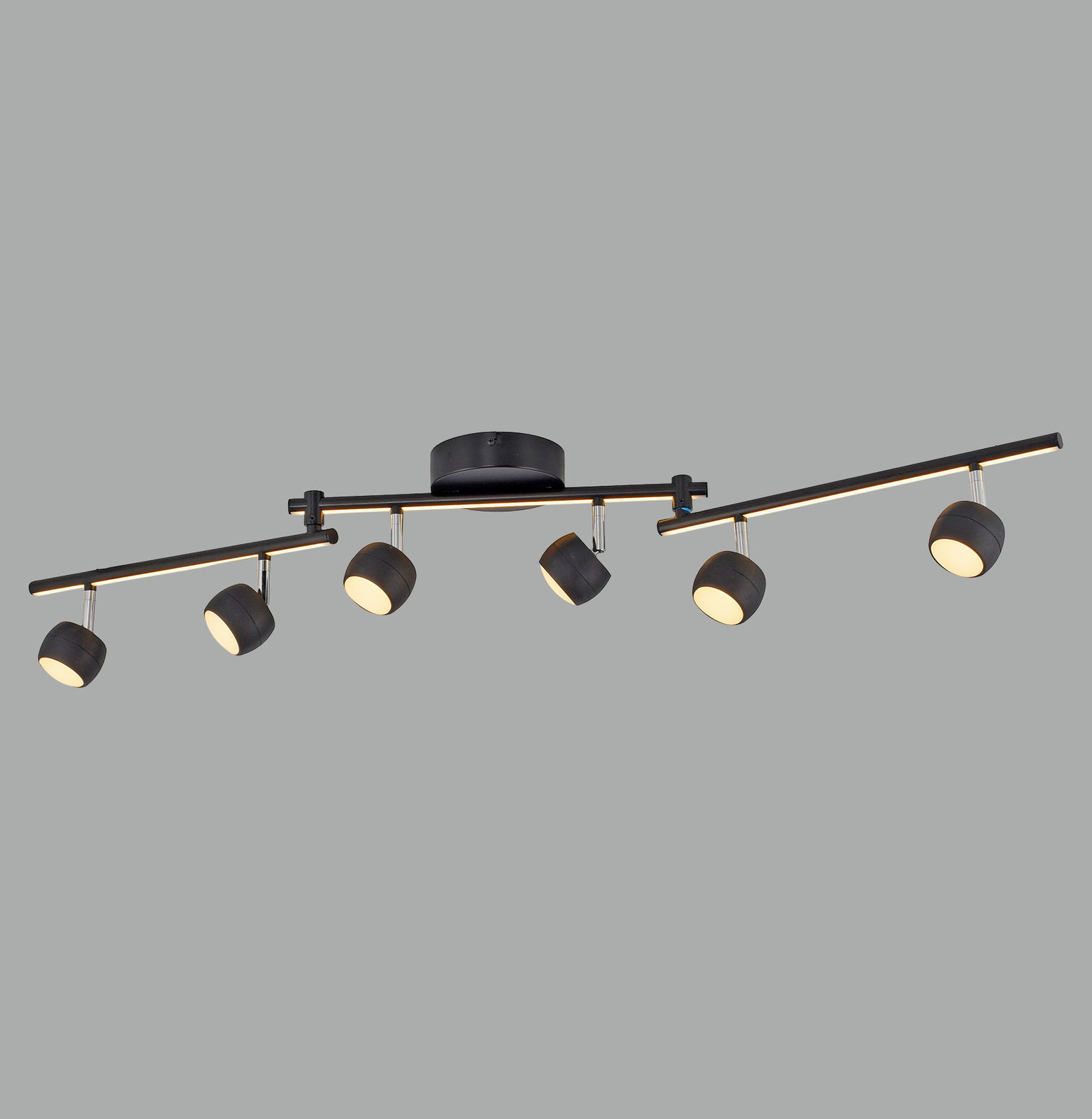 Moderne Deckenleuchte mit sechs verstellbaren Strahlern in schwarzem Design, seitliche Perspektive.