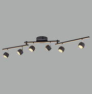 Moderne Deckenleuchte mit sechs verstellbaren Strahlern in schwarzem Design, seitliche Perspektive.