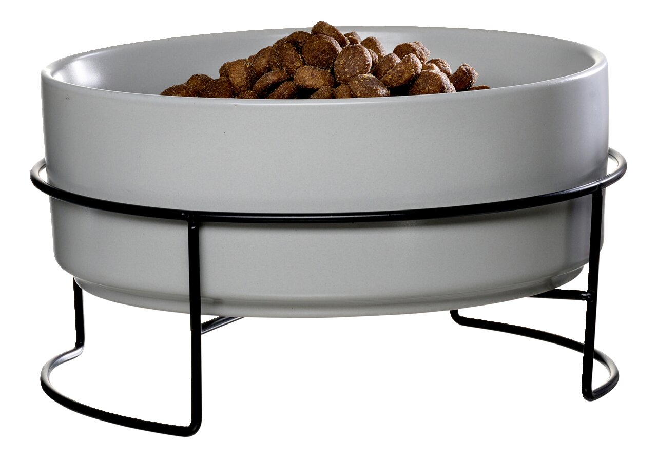 Ritzenhoff & Breker Napfset 2tlg 1,8L TARO Grauer Futternapf auf schwarzem Metallständer, gefüllt mit Trockenfutter, seitliche Perspektive