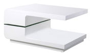 Moderner weißer Couchtisch mit geschwungenem Design und Glasablage, seitliche Perspektive
