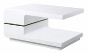 Moderner weißer Couchtisch mit geschwungenem Design und Glasablage, seitliche Perspektive