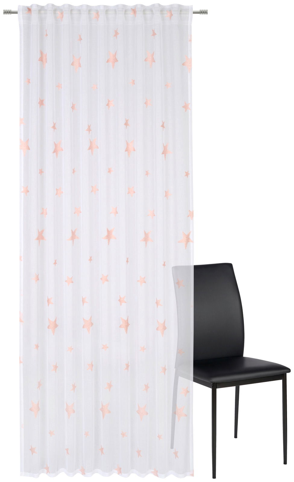 Fertigvorhang mit rosa Sternenmuster, frontal fotografiert, neben einem schwarzen Stuhl.
