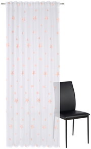 Fertigvorhang mit rosa Sternenmuster, frontal fotografiert, neben einem schwarzen Stuhl.