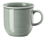 Großer Becher mit Henkel in Moosgrün, seitliche Perspektive