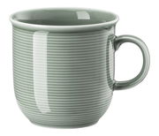 Großer Becher mit Henkel in Moosgrün, seitliche Perspektive