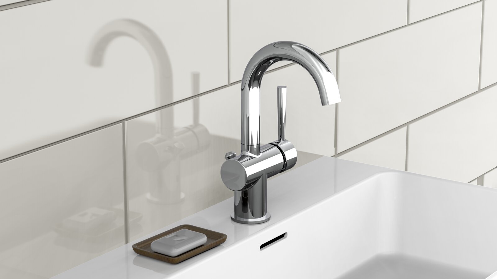 Moderne Waschtischarmatur aus Chrom in seitlicher Perspektive, montiert auf einem weißen Waschbecken mit Seifenschale.