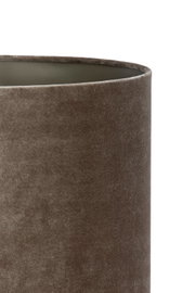 Close-up van een cilindervormige taupekleurige lampenkap met zachte fluwelen bekleding, schuin van bovenaf gezien