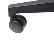 Nahaufnahme einer schwarzen Stuhlrolle eines Drehstuhls