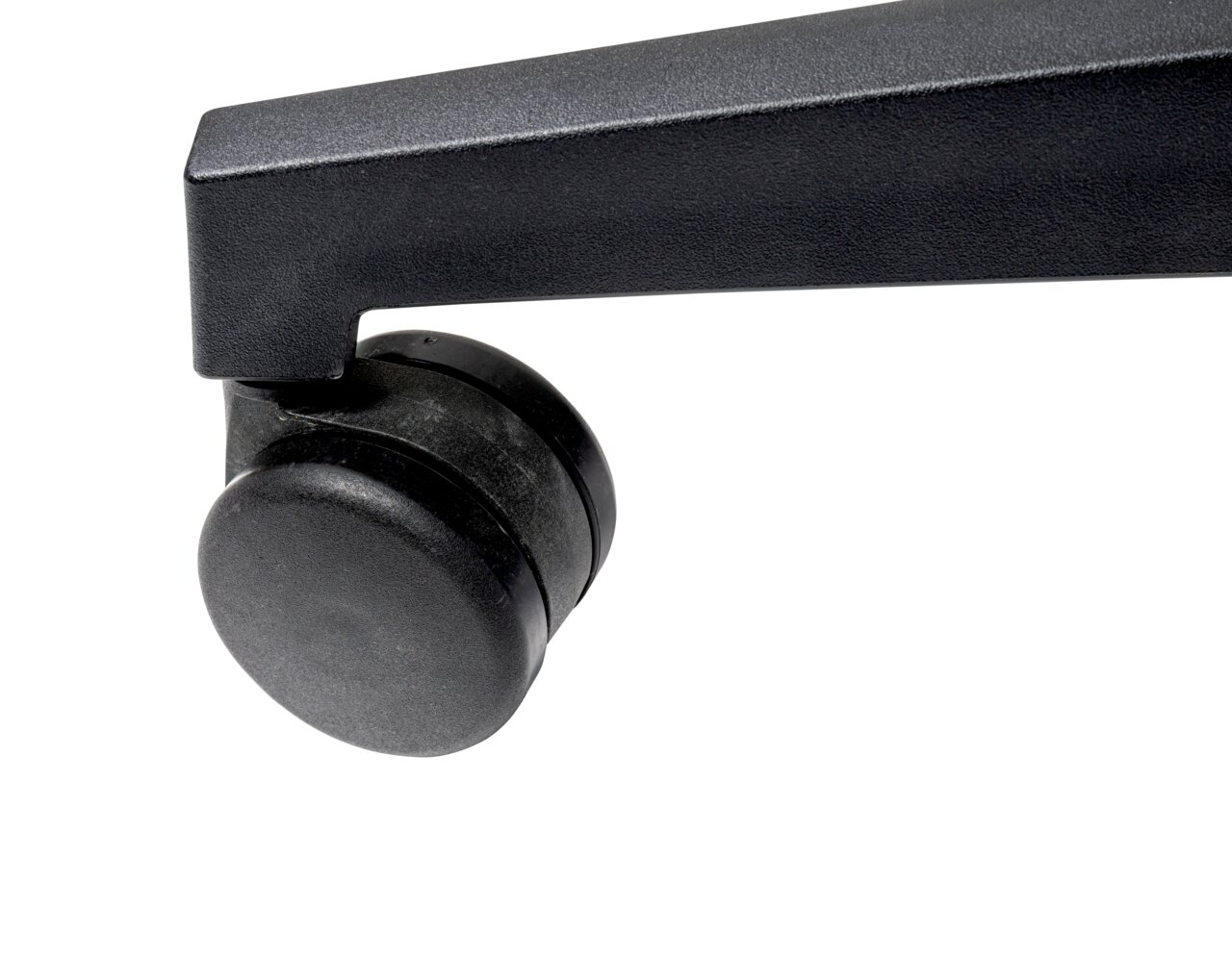 Nahaufnahme einer schwarzen Stuhlrolle eines Drehstuhls