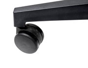 Nahaufnahme einer schwarzen Stuhlrolle eines Drehstuhls