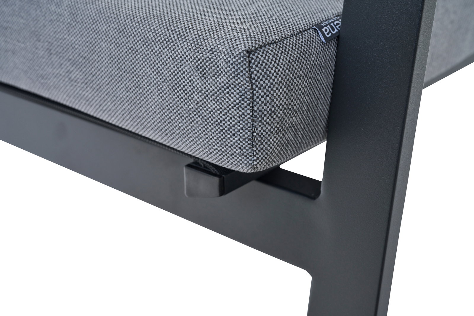 Nahaufnahme eines Comfort Plus Stapelsessels mit grauem Polster und schwarzem Metallrahmen, seitliche Perspektive.