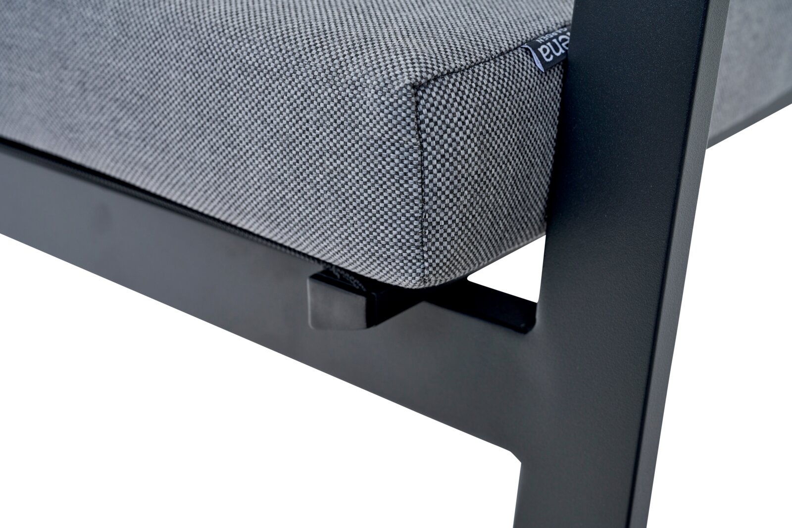 Close-up van een Comfort Plus stapelstoel met grijze bekleding en een zwart metalen frame, gezien vanaf de zijkant.