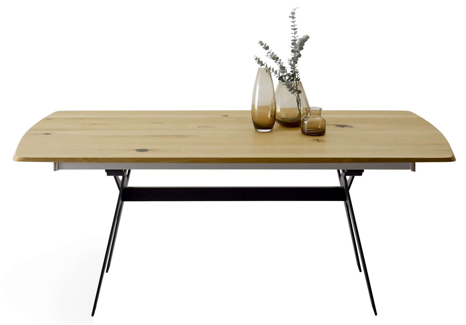 Moderner Esstisch aus Holz mit Metallbeinen, dekoriert mit drei Glasvasen, Frontalansicht.