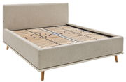 Seitliche Perspektive auf ein Polsterbett mit hellem Stoffbezug und Holzlattenrost, Modell Musterring MR DELPHI.