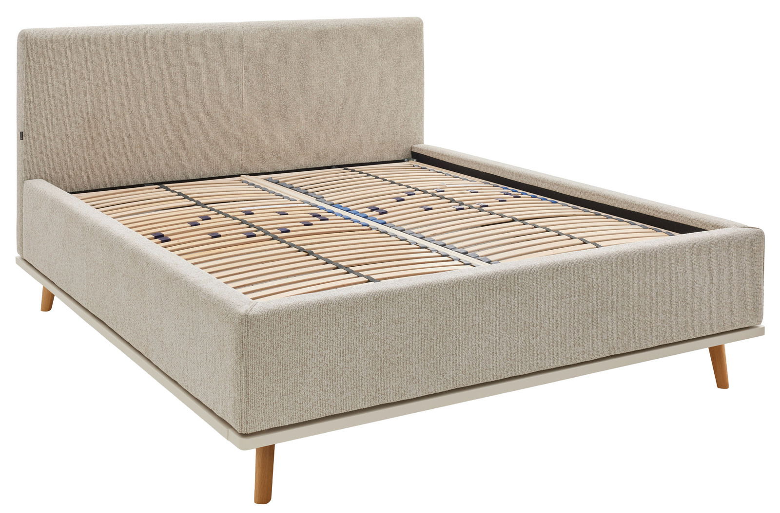 Seitliche Perspektive auf ein Polsterbett mit hellem Stoffbezug und Holzlattenrost, Modell Musterring MR DELPHI.