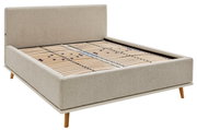 Zijaanzicht van een gestoffeerd bed met een lichte stoffen bekleding en een houten lattenbodem, model Musterring MR DELPHI.