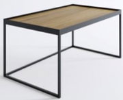 Moderner Couchtisch mit rechteckiger Holzplatte und schwarzem Metallrahmen, seitliche Perspektive