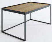 Moderner Couchtisch mit rechteckiger Holzplatte und schwarzem Metallrahmen, seitliche Perspektive