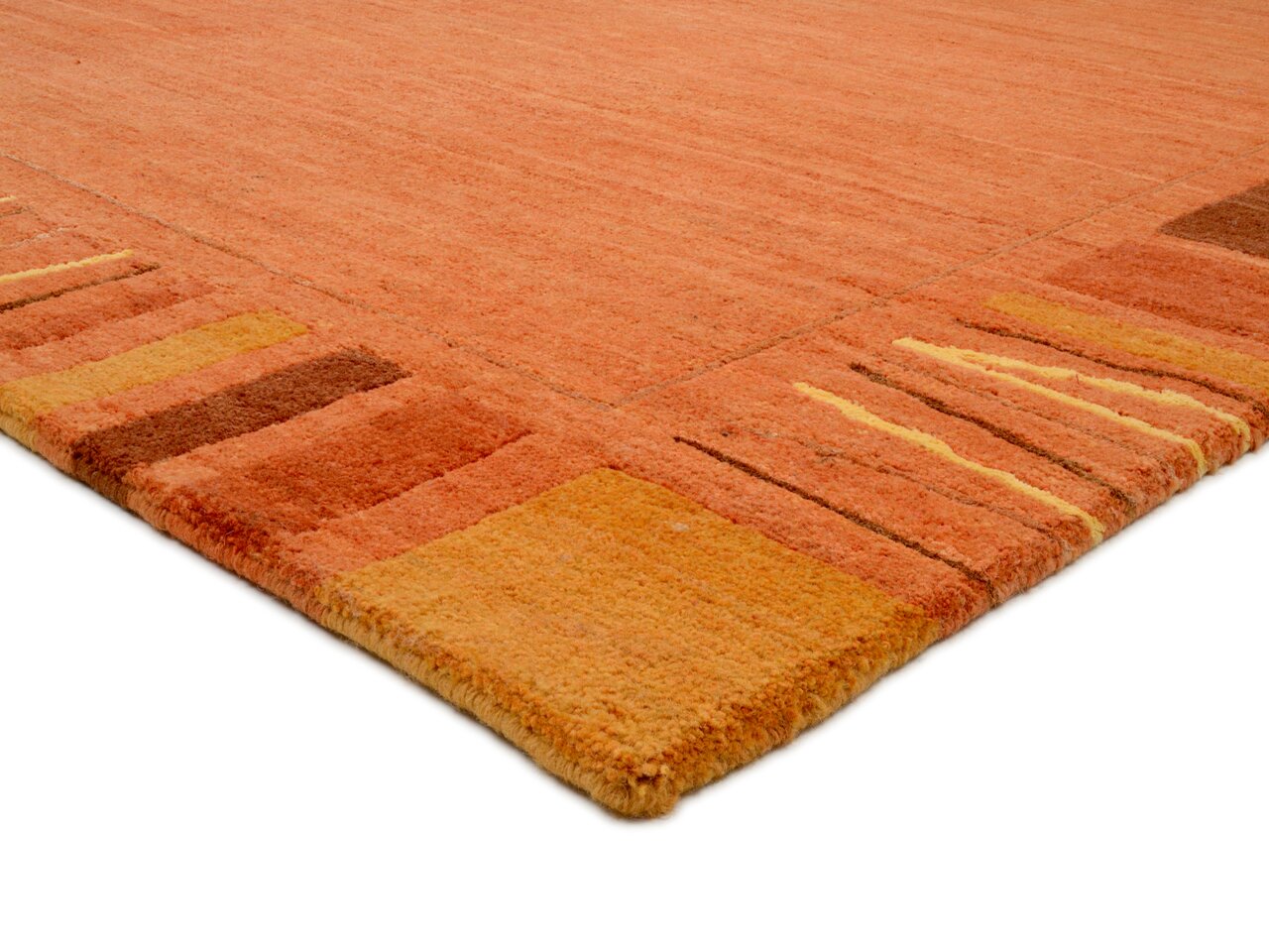 Ecke eines orangefarbenen Wollteppichs mit geometrischem Muster, aus seitlicher Perspektive fotografiert.