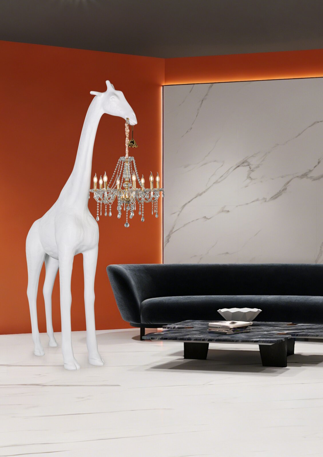 Weiße Giraffen-Skulptur als Stehlampe mit hängendem Kristall-Kronleuchter im modernen Wohnzimmer, frontale Perspektive