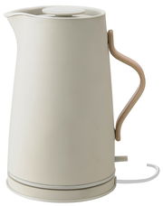 Moderner cremefarbener Wasserkocher mit Holzgriff, seitliche Ansicht.